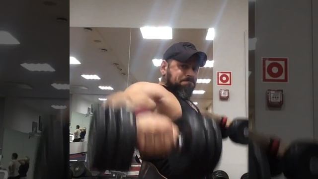 Подъем гантелей через стороны стоя смотреть онлайн