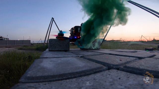 Vlog #1 ZALETeam - FPV дрон с дымовыми шашками смотреть онлайн