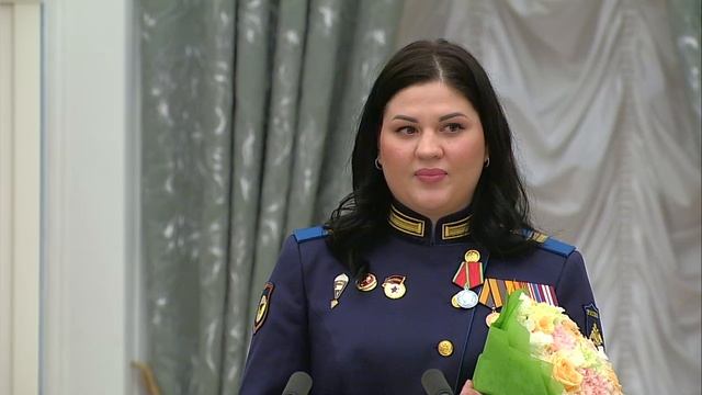 Путин поздравляет женщин с 8 марта и вручает награды. Мы добились серьёзных, значимых результатов смотреть онлайн