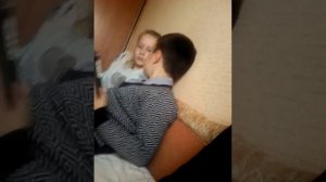 О чём говорят парень с девушкой