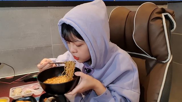 요즘은 PC방에 밥먹으러 간다면서요?🤔PC방음식 나 홀로 코스로 즐기고 왔어요ㅋㅋ 라면+만두+치킨+닭꼬치+붕어빵 pc방먹방 Mukbang eating show смотреть онлайн