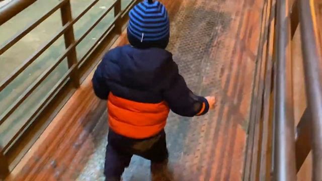 Забавная прогулка с сыном во дворе смотреть онлайн