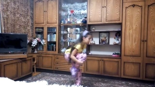 Варя танцует "Не уроните шарик....." смотреть онлайн