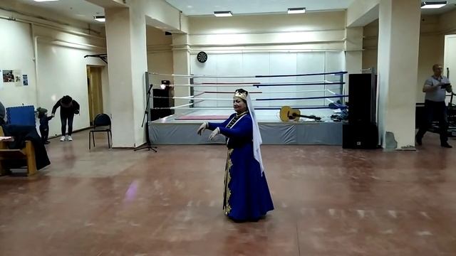 Грузинский танец - солистка ансамбля "Серебряный век" - Людмила Лиева (70 лет). смотреть онлайн