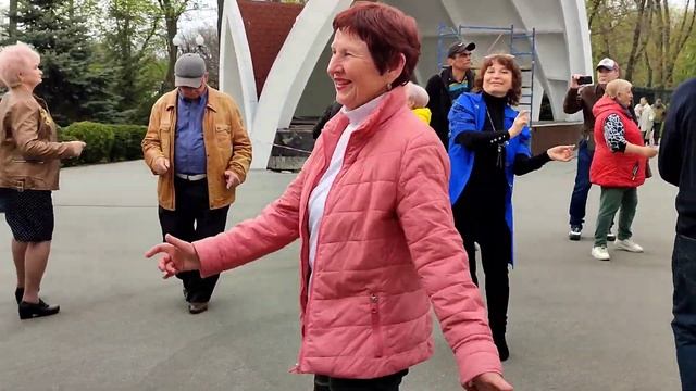 А ТЫ ЛЮБОВЬ МОЯ ПЕРВАЯ! ТАНЦЫ В ПАРКЕ ? ХАРЬКОВ АПРЕЛЬ 2023 смотреть онлайн