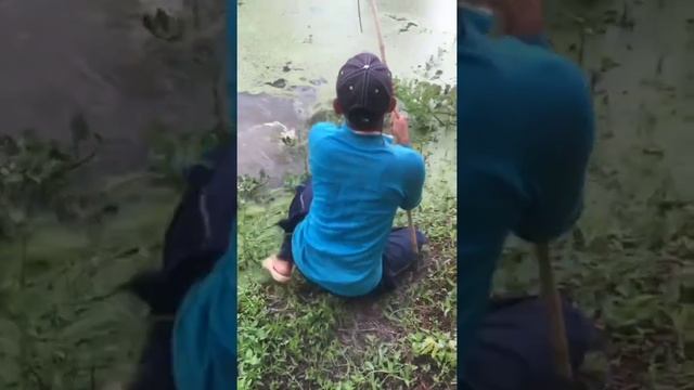 С ПРИЧАЛА РЫБАЧИЛ ДИСТРОФИК АНДРЕЙ , НО КАРАСЬ ОКАЗАЛСЯ СИЛЬНЕЙ . Победитель Сергей Володченко смотреть онлайн