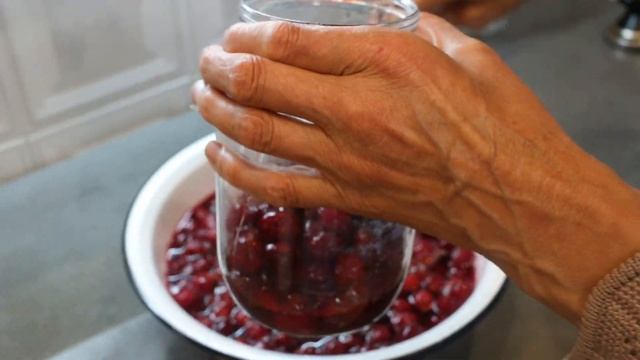 Вишня у власному соку Закрутка на зиму Рецепт смотреть онлайн