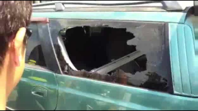 Как разбить стекло автомобиля одним пальцем смотреть онлайн