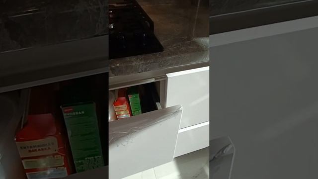 Угловая кухня с рамочным фасадом со стеклом под потолок смотреть онлайн