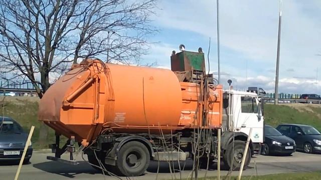 Мусоровоз утилизировал контейнер для мусора. #short