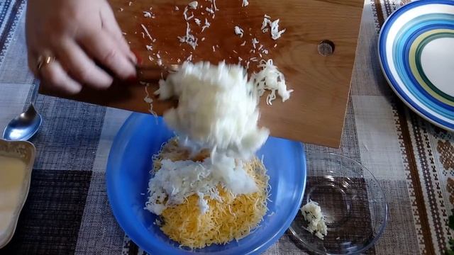 Праздничный Салат Очень Вкусный Необычный и Красивый с Копчёного Мяса и Сыра. смотреть онлайн