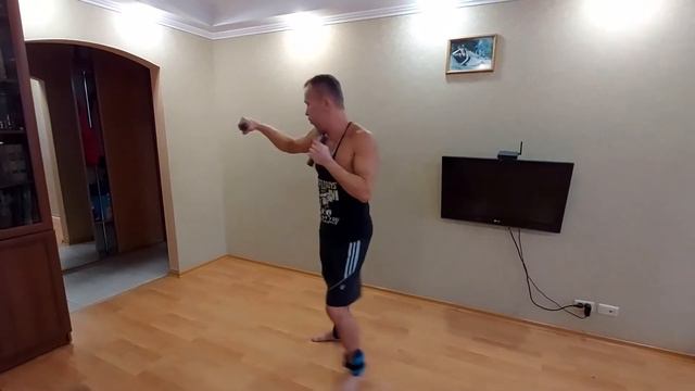 Бой с тенью с грузами на ногах по 1,5 кг, с грузами в руках по 1 кг смотреть онлайн