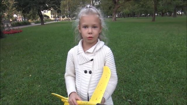 САМОЛЕТ из пенопласта ИГРАЮ в пенопластовый планер ОБЗОР метательной хит-игрушки для детей ПРОЧНЫЙ? смотреть онлайн