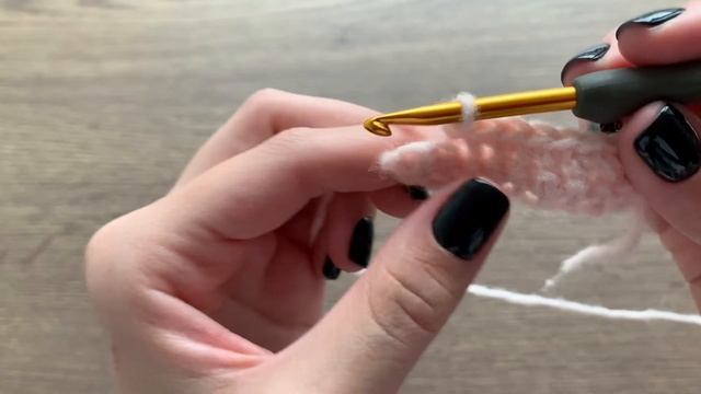 Вязание крючком для начинающих. Часть 6. Как вязать столбики без накида за переднюю стенку. смотреть онлайн