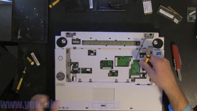 TOSHIBA QOSMIO F40 take apart, disassembly, how-to video (nothing left) смотреть онлайн