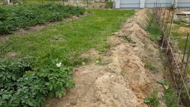 День 33. Подготовка к заливке фундамента забора смотреть онлайн