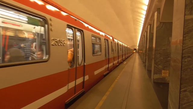 Метропоезд "Юбилейный" (81-722/723/724.1) №125 отправляется с ст.м.Балтийская смотреть онлайн