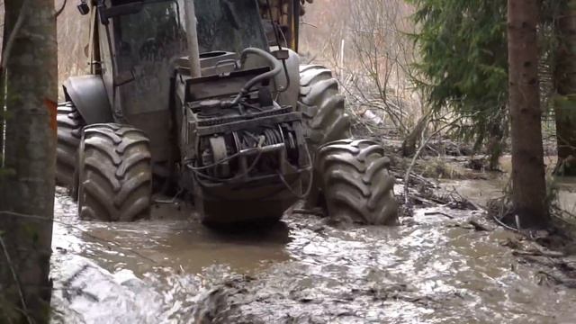 Valtra forestry tractor logging in wet conditions смотреть онлайн