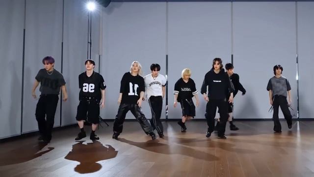 Stray kids "Chk chk boom" dance practice mirrored смотреть онлайн