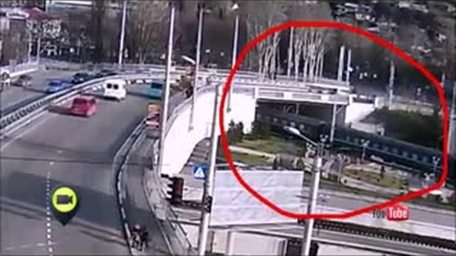 Грузовик упал на толпу