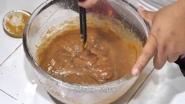 围着大铁锅吃火锅，猴哥请朋友吃羊骨火锅，大铁锅辣炖半天真过瘾！【胖猴仔】 смотреть онлайн