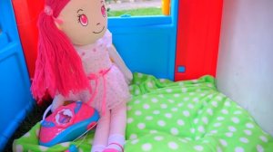 Настя и Кукла построили новый детский дом Nastya and Doll Pretend Play in Playhouse for children