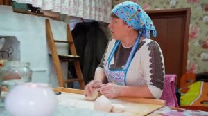 В ДЕРЕВНЕ ДЕВЧАТА ЛЕПЯТ ПЕЛЬМЕНИ _ ПОЛНАЯ ИЗБА ГОСТЕЙ