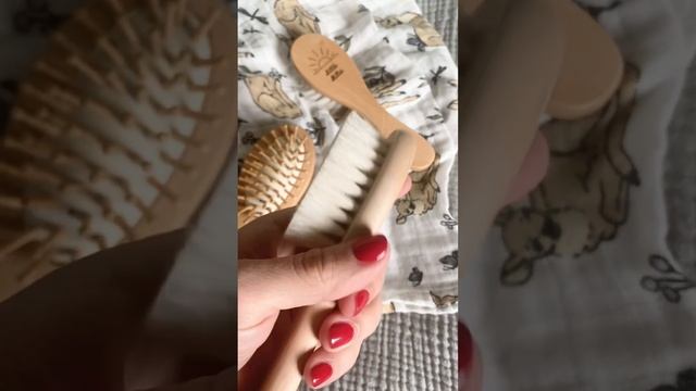 Nos brosses à cheveux bébé en bois. N’oubliez pas que la personnalisation est gratuite ! ✨ смотреть онлайн