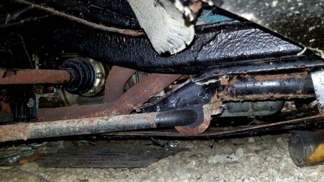 Они просто убирали старые гаражи, и вдруг в одном из них попался новенький Москвич смотреть онлайн