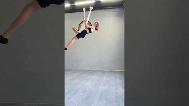 Акробатика в гамаке для йоги (Aerial Hammock ) смотреть онлайн