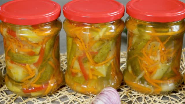 ВКУСНЕЙШИЕ хрустящие огурцы НА ЗИМУ! Огурцы с морковью и луком! смотреть онлайн