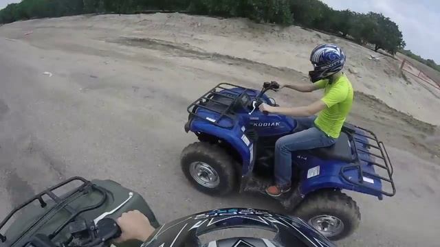Suzuki Kingquad 400 VS. Yamaha Kodiak 450 RACE !!! смотреть онлайн