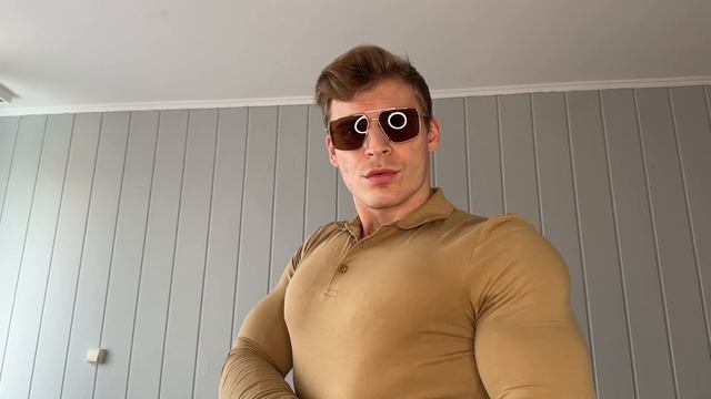 TIGHT BUTTON SHIRT FLEXING AND MUSCLE WORSHIP смотреть онлайн