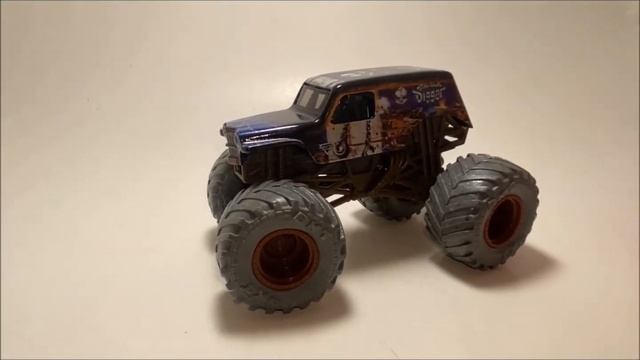 #SpinMaster #MonsterJam SPIN MASTER MONSTERJAM Zombie Invasion Grave Digger vs Son Uva-Digger Revie смотреть онлайн