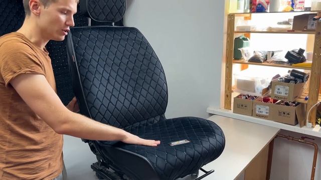 Накидки на передние сиденья полного закрытия, черная+белая нить, с защитой боковин