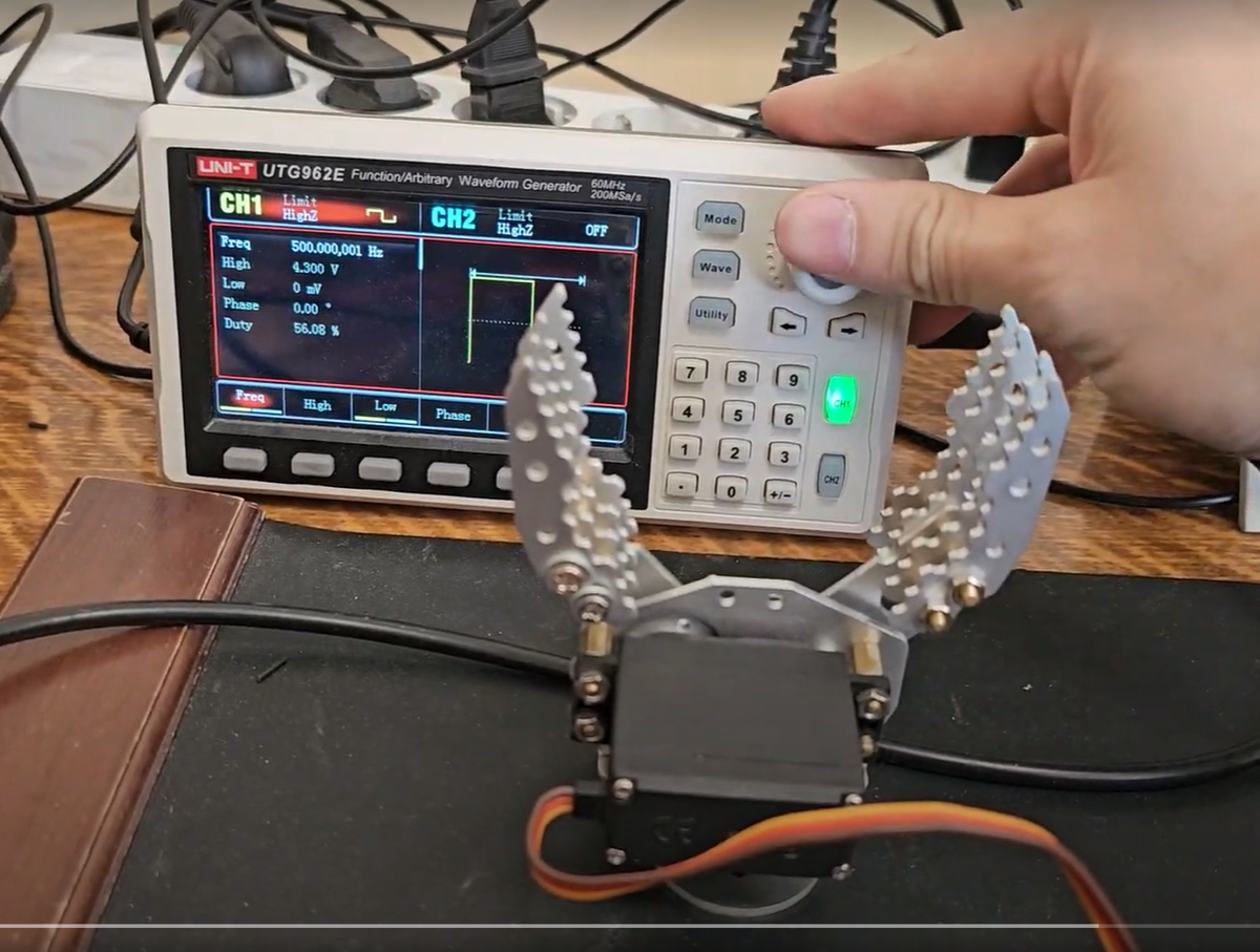 Сервопривод, управление без микроконтроллера. смотреть онлайн