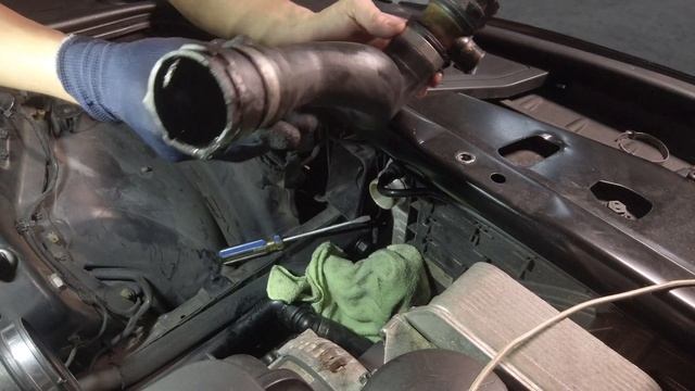 BMW F10 N52 Coolant Leak? Super Easy Upper Radiator Hose Replacement смотреть онлайн