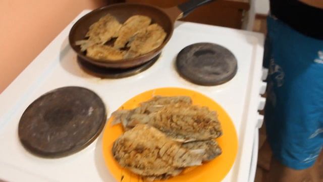 Жаренные караси в сметане. Жареный карась без костей, это просто и очень вкусно. смотреть онлайн