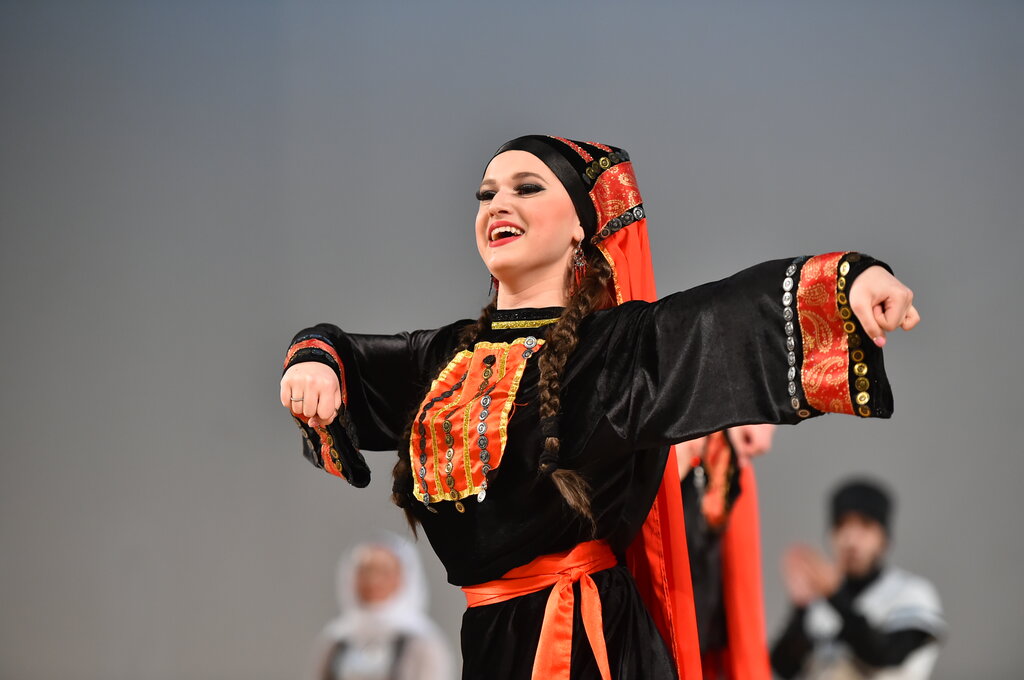 Девушка танцует с малышом Лезгинка смотреть онлайн