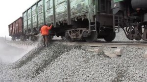 Выгрузка щебня из полувагонов. Как вам?