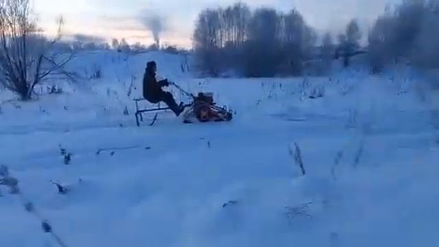 На мотоблоке с гусеницами Крутец по целине смотреть онлайн