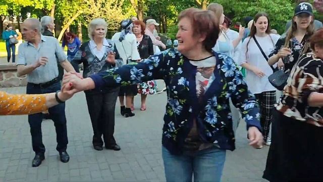 "АЙ,ЯЙ,ЯЙ ДЕВЧОНКА!"...на танцполе в Гомельском парке...14.05.2023года. смотреть онлайн