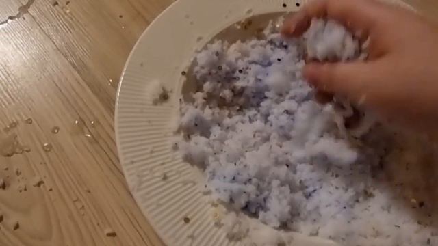 Искусственный снег своими руками! Приятный на ощупь. Интересный и веселый опыт) смотреть онлайн
