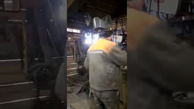 Дядя Руслан делает заготовки для будущих роз из металла. просто и красиво. смотреть онлайн