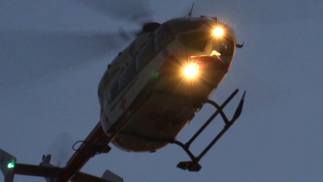 Медицинский вертолет Eurocopter Ec-145 / Eurocopter Ec-145 medical helicopter on landing in Mosco смотреть онлайн