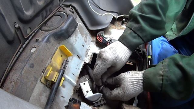 Fuel pump change on Ford Explorer part 1 - fuel pump station removal смотреть онлайн