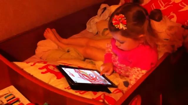Алиса играет в айпэд смотреть онлайн