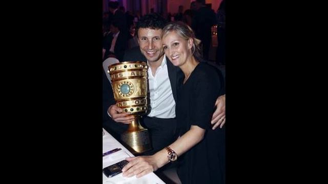 Mark van Bommel and his wife Andra van Marwijk and their children смотреть онлайн