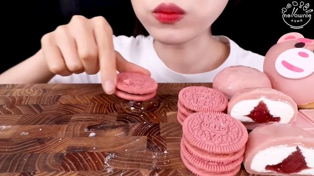 ASMR MUKBANG｜PINK DESSERT PARTY *CHOCOLATE, ICE CREAM, HERSHEY, OREO, DONUT, RICE CAKE 핑크색 디저트 먹방 смотреть онлайн