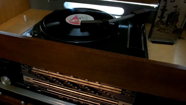 Небольшой non-stop из популярных мелодий 60-х годов с граммофонных пластинок. смотреть онлайн